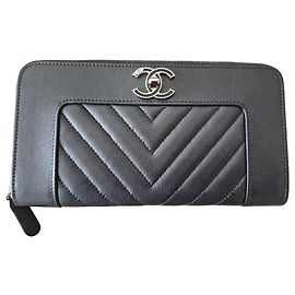 Portafoglio Chanel in pelle chevron grigia con zip Nero