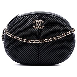 Borsa Camera Oval Plissettata in Pelle d'Agnello Chevron Nera Chanel Nero