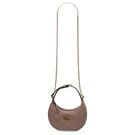 Bolsa Meia Lua Gucci Mini GG Marmont em couro de bezerro matelassê marrom Marrom Carne