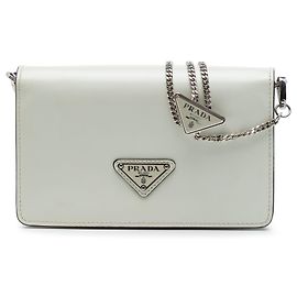 Prada Mini Sac à bandoulière en cuir brossé blanc avec chaîne Blanc