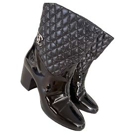 Bottes Chanel en cuir verni noir matelassé Noir