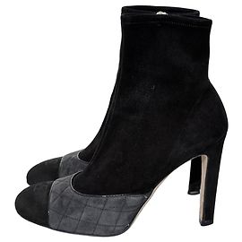 Botins Chanel em camurça preta e pele acolchoada cinza Preto Cinza