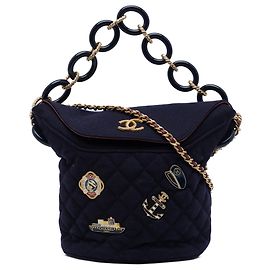 Bolsa Bucket Chanel Blue Paris Hamburg em lã acolchoada com charms Azul Azul marinho