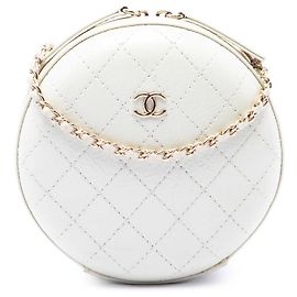 Chanel White CC gesteppte Lammleder-Rundclutch mit Kette Weiß