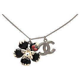 Collier pendentif Chanel Coco Mark motif fleur de camélia Noir Argenté Blanc