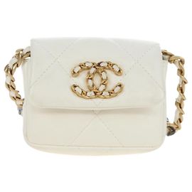 Chanel 19 Kartenetui mit Kette aus gestepptem Leder Weiß
