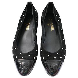 Chanel Ballerines en daim noir à bout perlé Noir