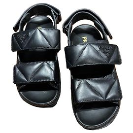 Prada Sandálias de couro acolchoado Preto