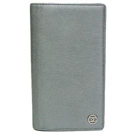Tarjetero bi-fold de piel Chanel CC Button Plata