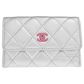 Chanel CC Kartenetui mit Klappe aus gestepptem Lammleder Silber