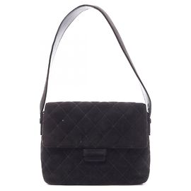 Borsa a tracolla Chanel Matelassé in camoscio Nero