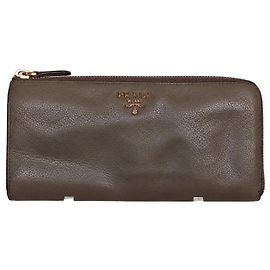 Portafoglio Prada con zip in pelle martellata grigio Grigio