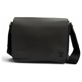 Bolsa de Ombro Louis Vuitton Taiga Messenger Preto