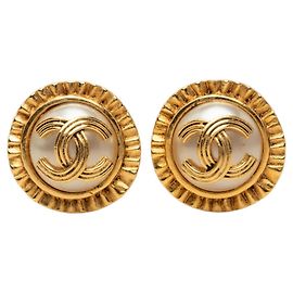 Orecchini a clip rotondi Chanel Gold CC placcati oro e perle sintetiche D'oro