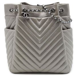 Bolsa Bucket Chanel Urban Spirit Small em couro de bezerro iridescente prateado com matelassê Chevron Prata