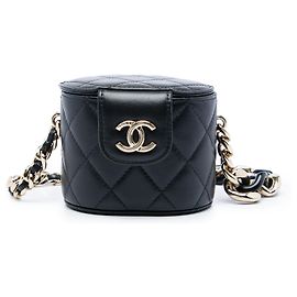 Mini vanity case redondo Chanel em pele de cordeiro acolchoada preta com corrente Preto