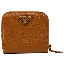 Cartera compacta Prada Brown Saffiano Zip Around Castaño