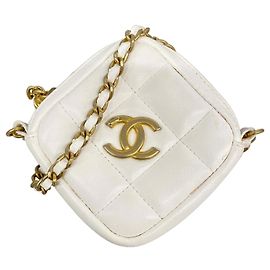 Chanel Matelassé Schultertasche mit Kette Weiß