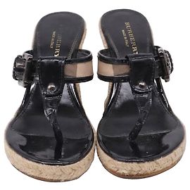 Burberry Nova Check T-Strap Sandalen aus schwarzem Lackleder Schwarz