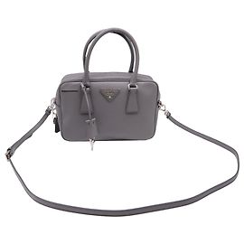 Bolso Prada Small Top handle en piel Saffiano gris Gris