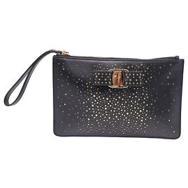 Salvatore Ferragamo Clutch aus perforiertem schwarzem Leder mit Schleife Schwarz
