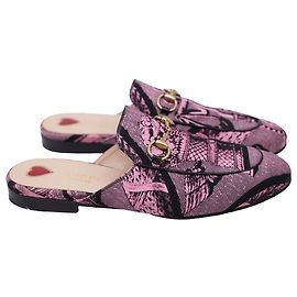 Mules stampate Gucci Princetown in tela rosa Rosa