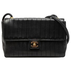 Chanel Medium Vertical Quilted Crossbody Bag aus schwarzem Lammleder mit Single Flap Schwarz