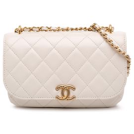 Bolsa Chanel Flap de pele de cordeiro brilhante acolchoada branca com corrente Branco