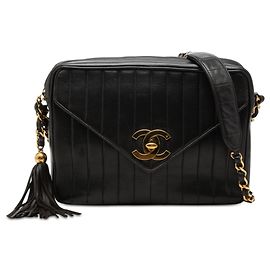 Bolsa Camera Chanel CC de pele de cordeiro matelassada vertical preta com borla Preto