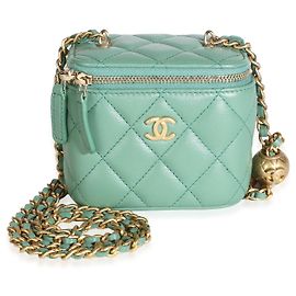 Mini Vanity Case Chanel Pearl Crush em pele de cordeiro acolchoada verde com corrente Verde