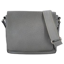Louis Vuitton Bolsa Tiracolo Roman MM em Couro Taiga Cinza Cinza