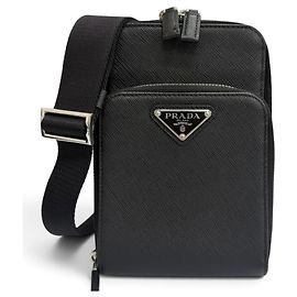 Bolsa de ombro Prada em couro Saffiano com logo triangular Preto