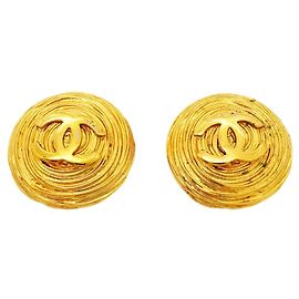 Brincos de pressão Chanel banhados a ouro Dourado