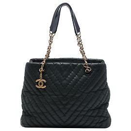 Tote Chanel Large Chevron Surpique em couro de bezerro iridescente preto Preto
