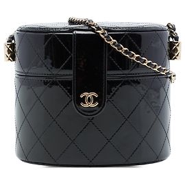 Clutch Vanity redonda acolchoada em verniz preto Chanel CC com corrente Preto