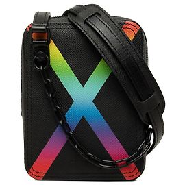 Bolsa Messenger Louis Vuitton Taiga Rainbow Danube Preto Multicor