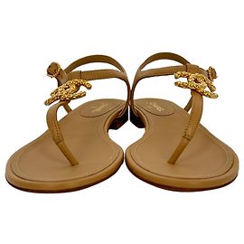 Sandalias planas T-Strap con logotipo Chanel en cuero Tan Castaño Beige