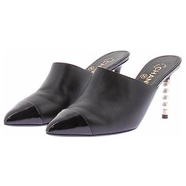 Chanel Mules nere a punta con perle sul tacco Nero