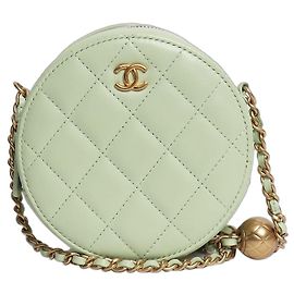 Chanel Bolsa transversal vanity redonda em couro acolchoado verde claro 2021 Verde
