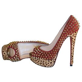 Christian Louboutin Sapatos de salto Louboutin com tachas e padrão de leopardo Marrom Vermelho Gold hardware