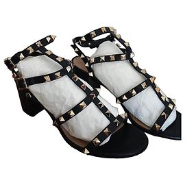 Sandálias Valentino Garavani Rockstud em Couro Pretas Preto