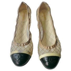 Chanel Sapatilhas Bicolor em Resina e Couro Envernizado Preto Branco Bege