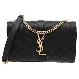 Autre Marque Una borsa a tracolla Envelope caratterizzata da una silhouette tridimensionale che combina diamanti e cuciture trapuntate verticali con un sofisticato logo Cassandre. Realizzata in Grain de Poudre altamente resistente. Nero
