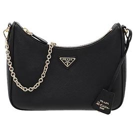 The Re-Edition 2005 shoulder bag, made from Prada's iconic Saffiano leather, boasts outstanding durability with its distinctive cross-hatch pattern and scratch-resistant practicality. The iconic Black