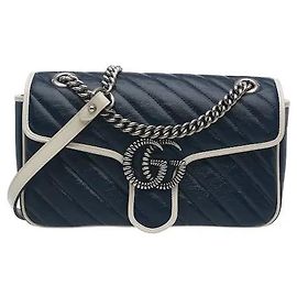 Gucci Uma mala de ombro emblemática que harmoniza o acolchoado chevron tridimensional com o logótipo. Fabricada em pele Matelassé resistente, é resistente a riscos e apresenta uma excelente retenção de forma. A Azul
