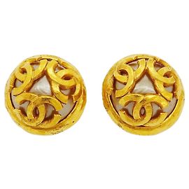 Brincos de pressão Chanel dourados com marca Coco Dourado
