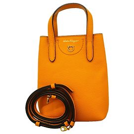 Salvatore Ferragamo Gancini Lederhandtasche in Orange Orange
