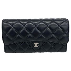 Cartera larga Chanel Matelassé de piel de cordero Negro