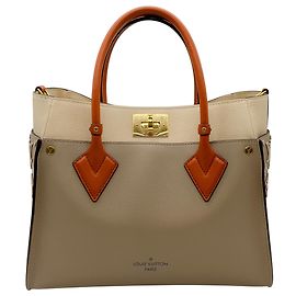 Borsa Louis Vuitton On My Side MM Taupe / Ivory Beige