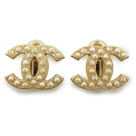 Chanel Boucles d'oreilles clips Vintage en métal doré et fausses perles avec logo CC Doré